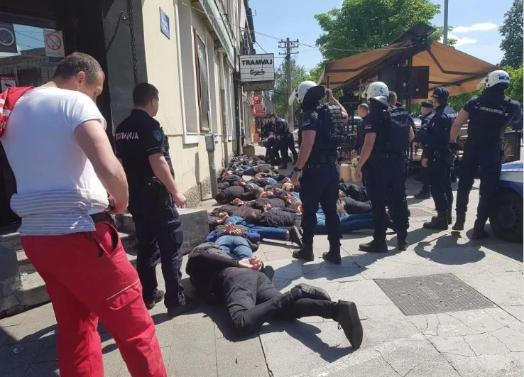 (FOTO/VIDEO) DETALJI HAOSA U BEOGRADU Tuča navijača uoči vječitog derbija: Uništen lokal, pedeset osoba privedeno, ima i teško povrijeđenih