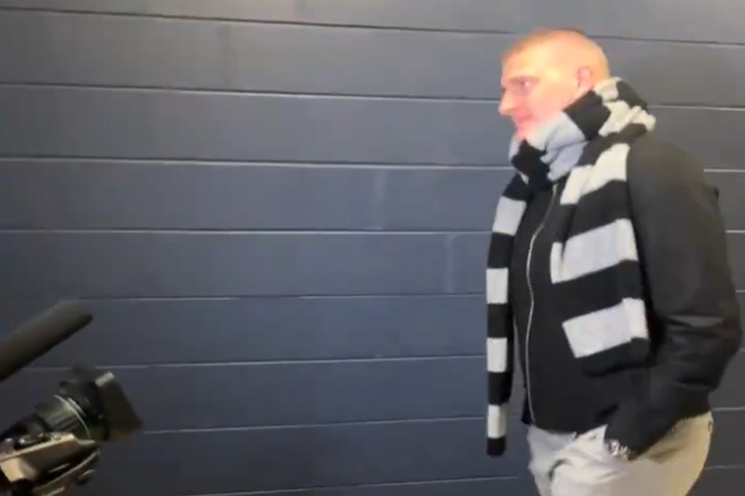 (VIDEO) SJAJAN SMISAO ZA HUMOR Jokić na utakmicu došao odjeven kao negativac iz crtanog filma