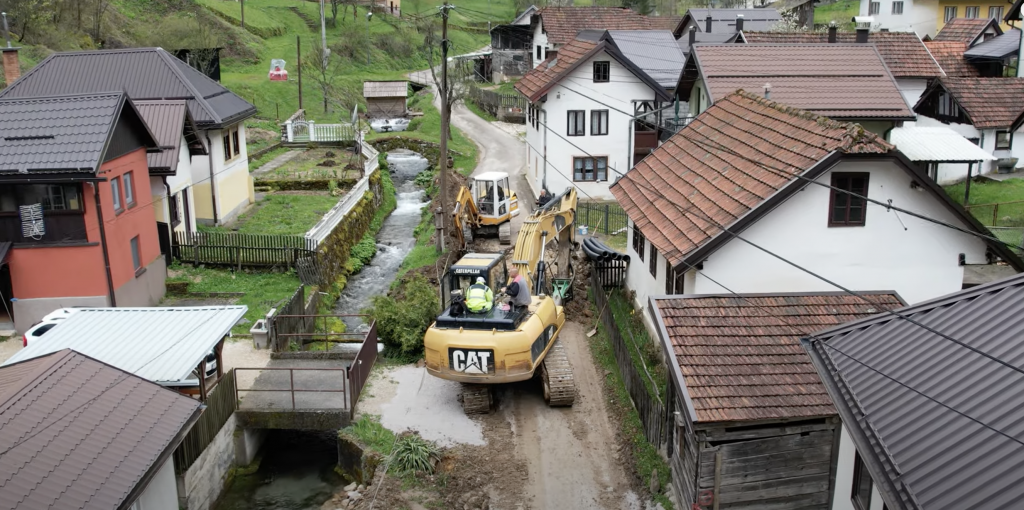 (VIDEO) PRIČA IZ VRANACA U BiH Ivo odvajao od usta kako bi dao milion maraka svom selu, a epitaf na njegovom grobu će vas navesti da razmislite