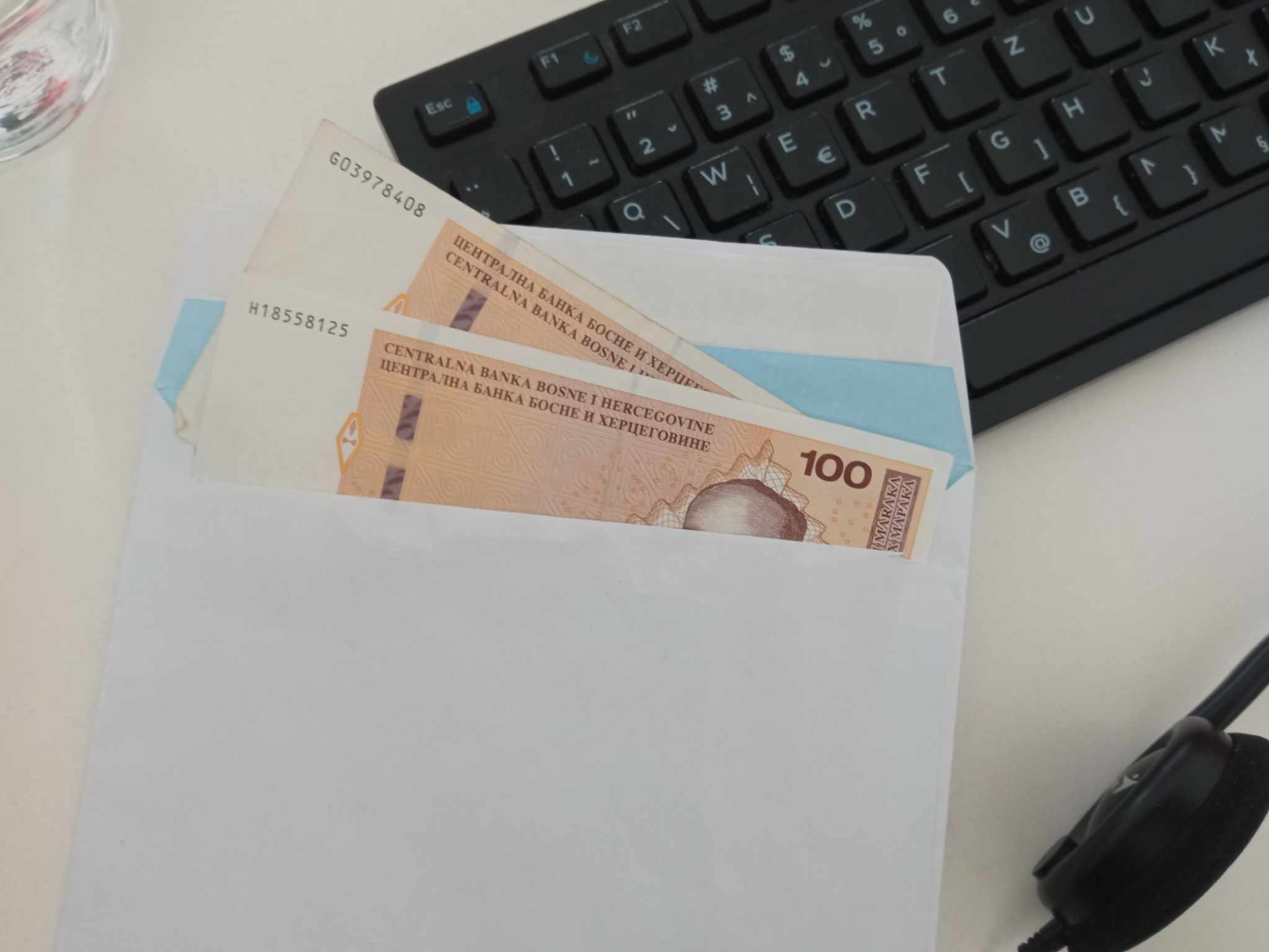 POLITIČARI ZAŽMIRILI NA RAD "NA CRNO" Da li će plate u koverti dovesti do novih malverzacija?