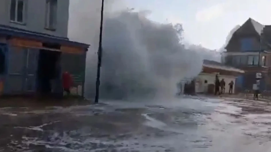 NEVRIJEME HARA FRANCUSKOM Muškarac u Parizu poginuo nakon što je na njega palo stablo