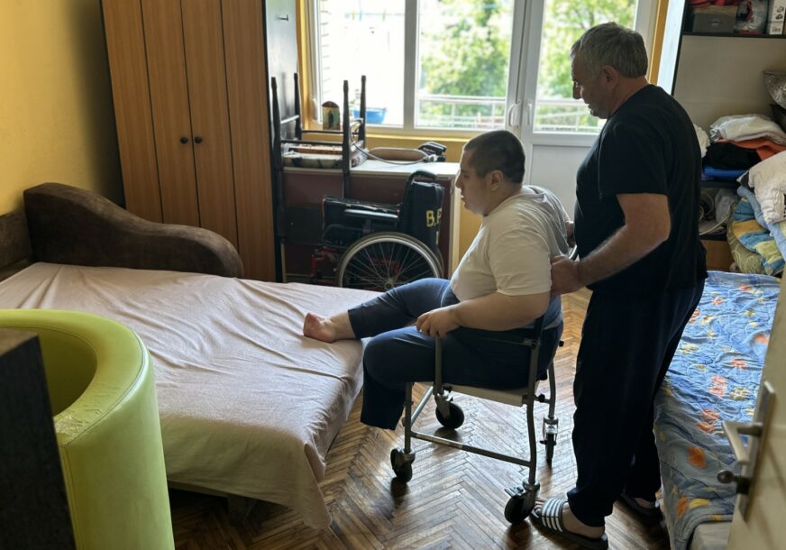 POMOĆ STIGLA I IZ REGIONA Samohrani otac Radovan svog sina (19) nosio na rukama, a onda su se dobri ljudi udružili