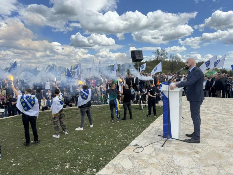 (VIDEO) PONOVO SRAMNE PORUKE IZ FBiH Ramo Isak na skupu "Domovina te zove": Moji sinovi će sa mnom na prvu liniju!