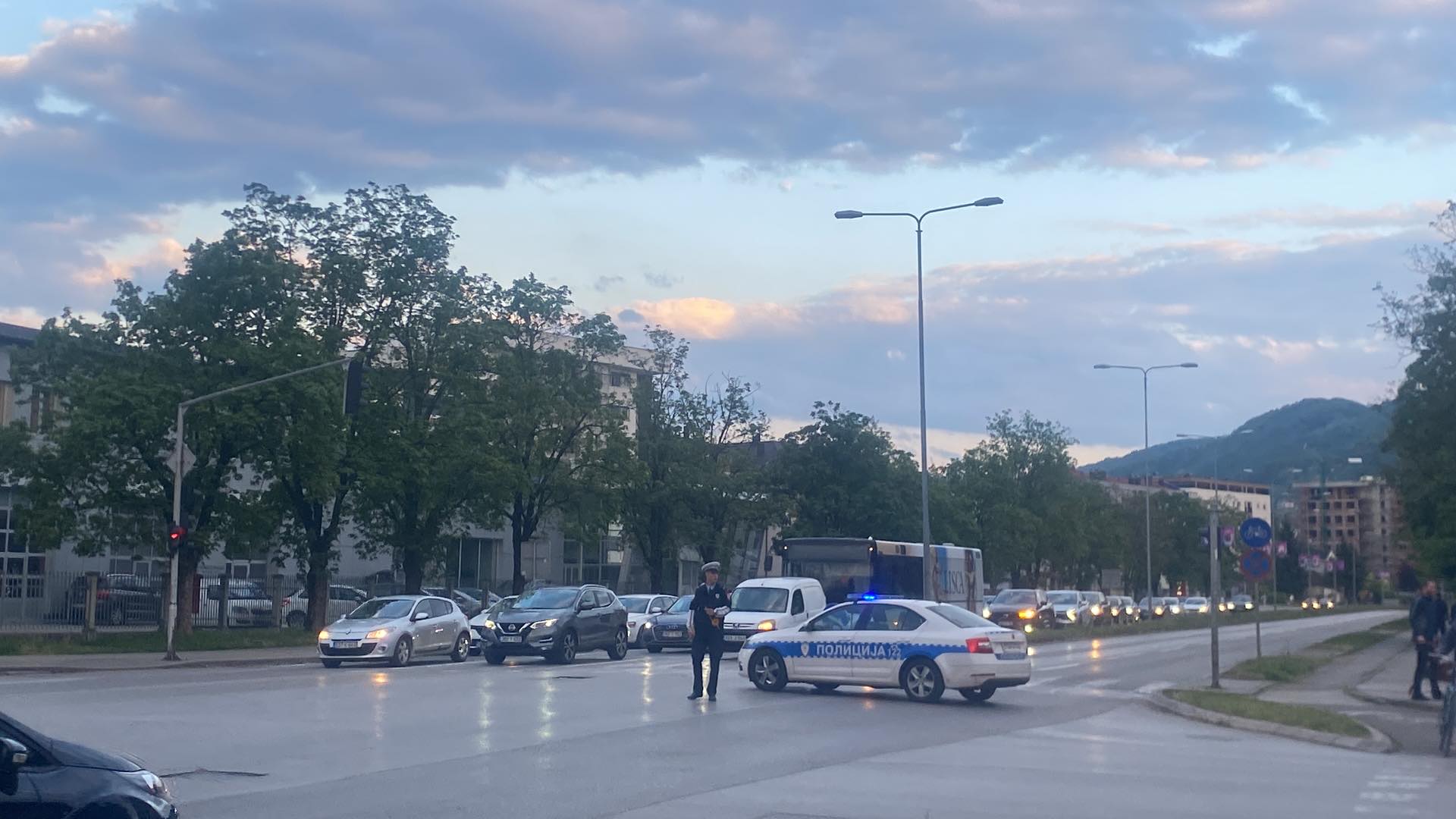 (FOTO) HAOS KOD REBROVAČKOG MOSTA, SVE JE BLOKIRANO Teška saobraćajna nesreća: Hitna, policija i vatrogasci na terenu