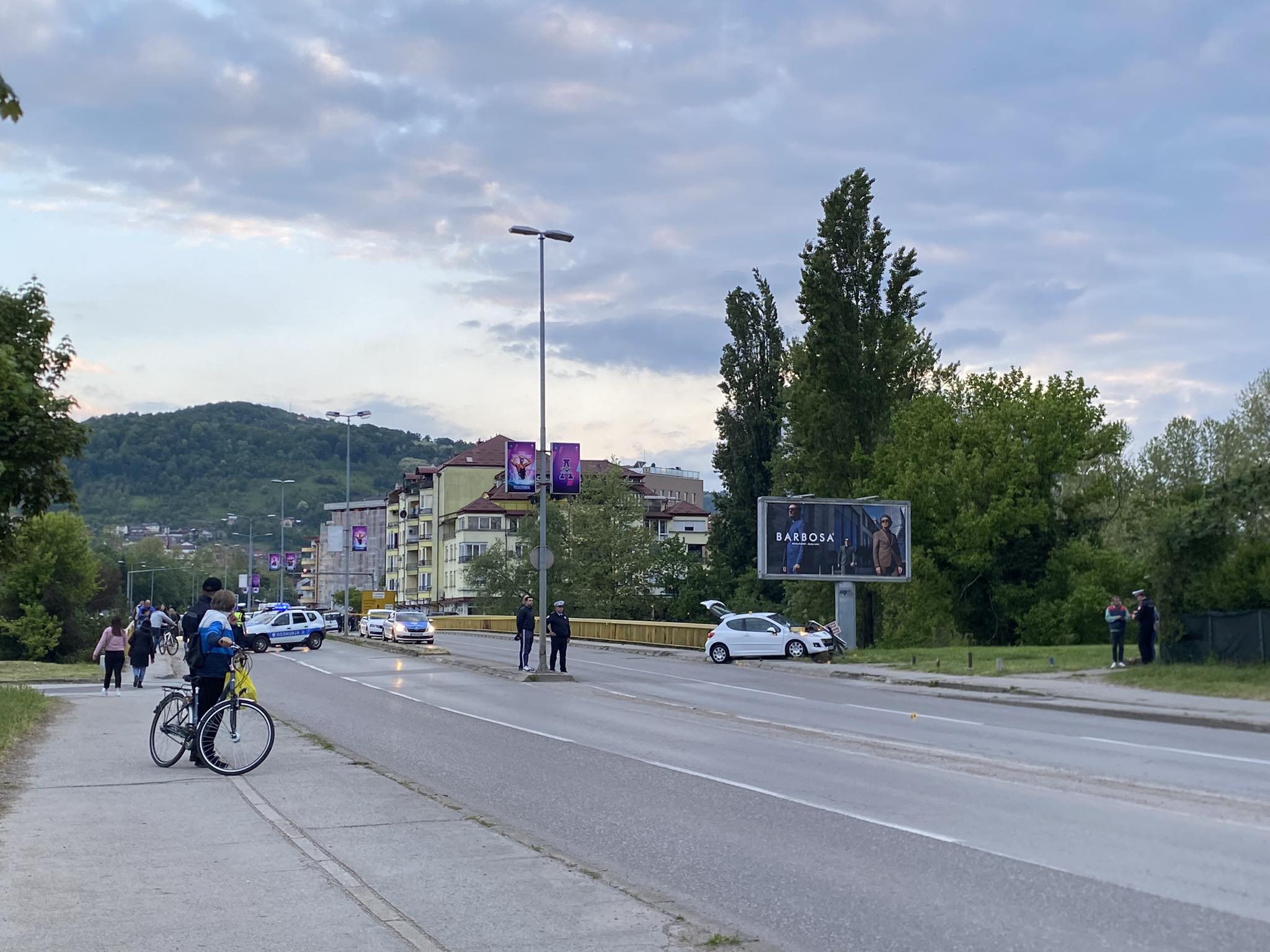 (FOTO) OGLASILA SE POLICIJA POVODOM NESREĆE NA REBROVAČKOM MOSTU Saobraćaj u kolapsu: Zatvoren jedan putni pravac