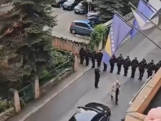 (VIDEO) JAVNOST ZGROŽENA "OVO IMA SAMO U BiH" Svečani doček za Munjića i Selmanovića: Postrojeni vodovi specijalne policijse jedinice za puštene iz pritvora