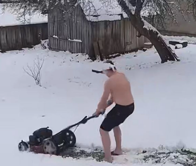 (VIDEO) GOLI DO POJASA KOSILI PO SNIJEGU Urnebesan snimak iz Užica nasmijao region