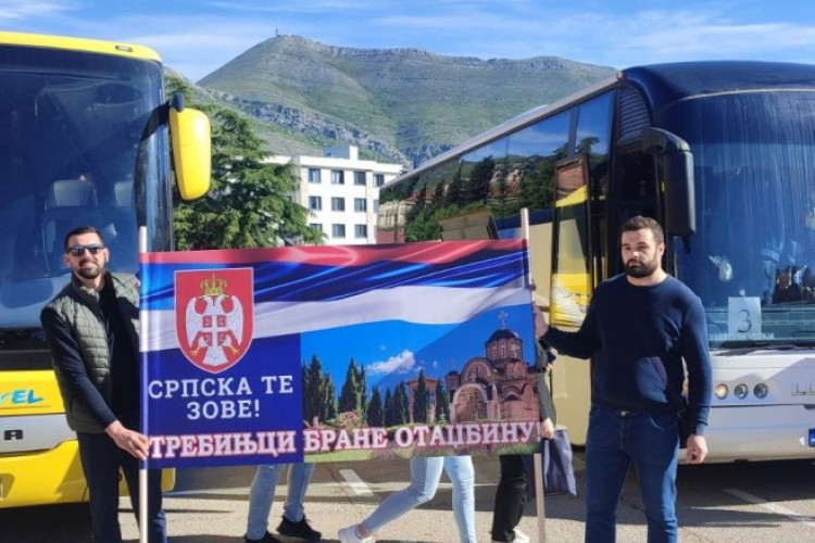 AUTOBUSI STIŽU IZ TREBINJA, VLASENICE, BRATUNCA Građani iz cijele Srpske stižu u Banjaluku na miting "Srpska te zove"