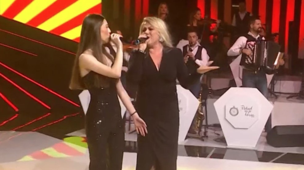 "TREBA BITI JAK" Našoj pjevačici (45) umro sin, zbog kćerki se ne predaje