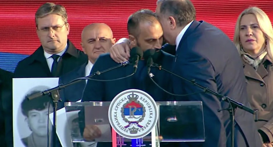 (VIDEO) VOJSKA NASERA ORIĆA MU UBILA ČITAVU PORODICU! Potresna ispovijest Branislava Vučetića nakon koje ga je Dodik zagrlio: Mogu da usvoje šta žele, ali nas neće poniziti