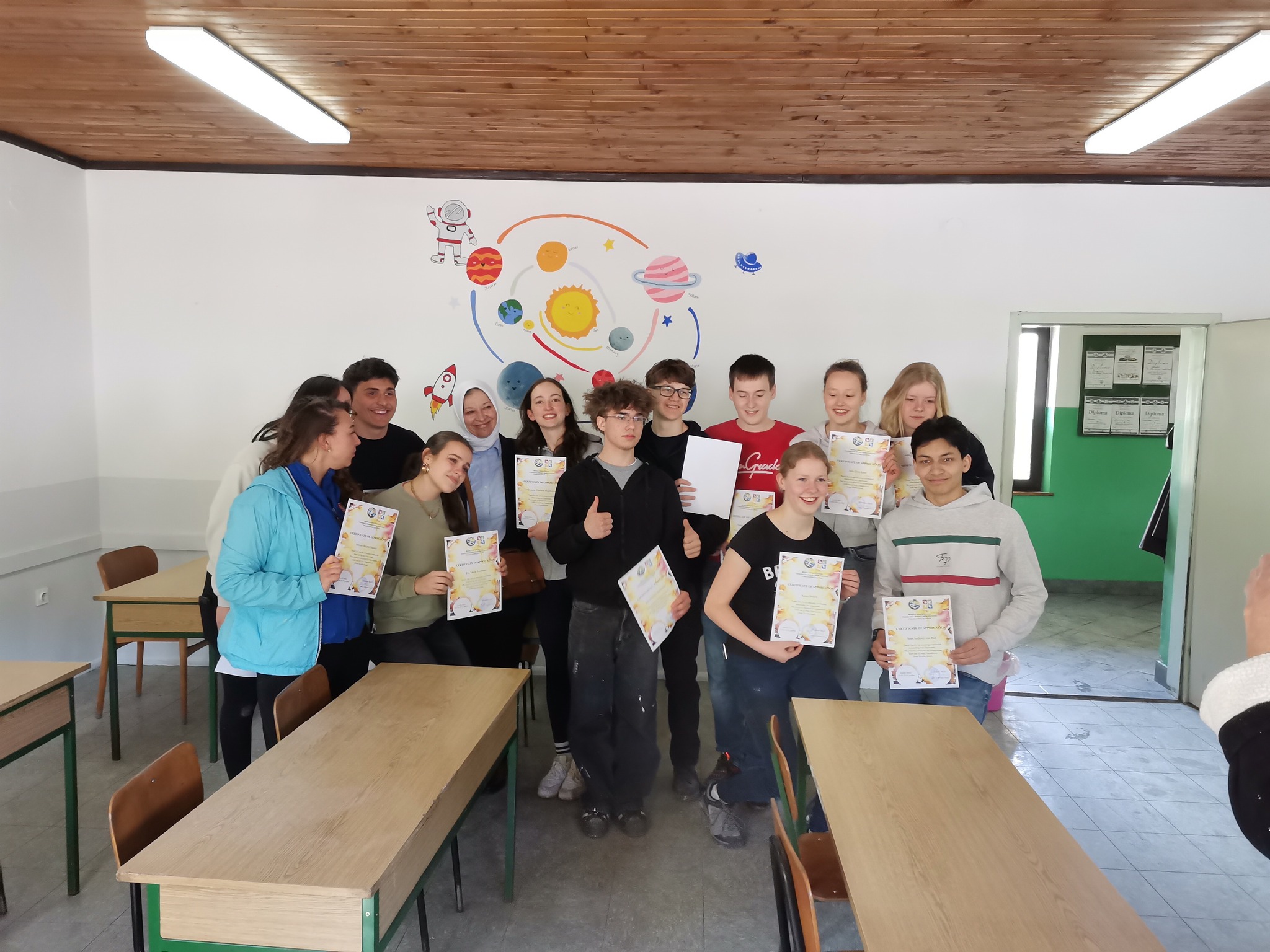 (FOTO) PREDIVAN ČIN DRUGARA SA SJEVERA EVROPE Volonteri iz Holandije okrečili školu u Sanskom Mostu