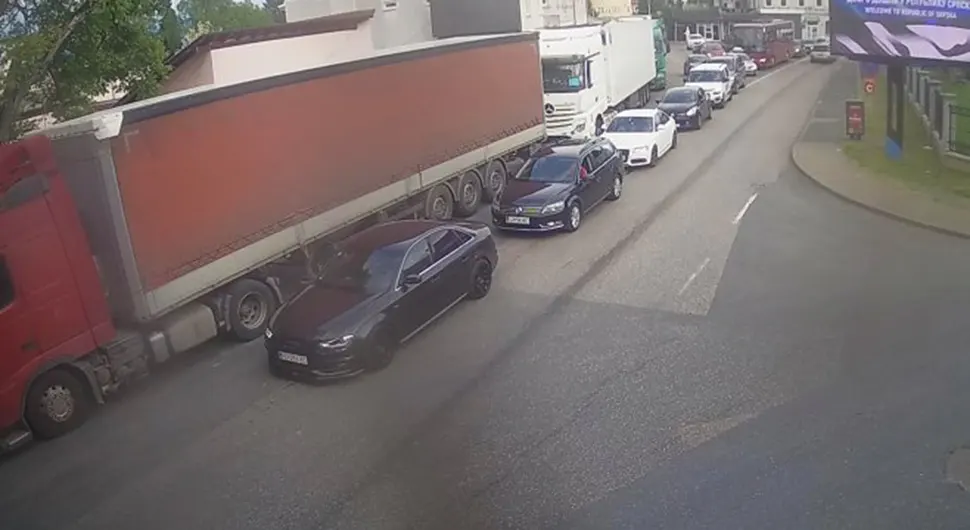 BUDITE STRPLJIVI UKOLIKO PUTUJETE Pogledajte na kojim graničnim prelazima je pojačan intenzitet vozila