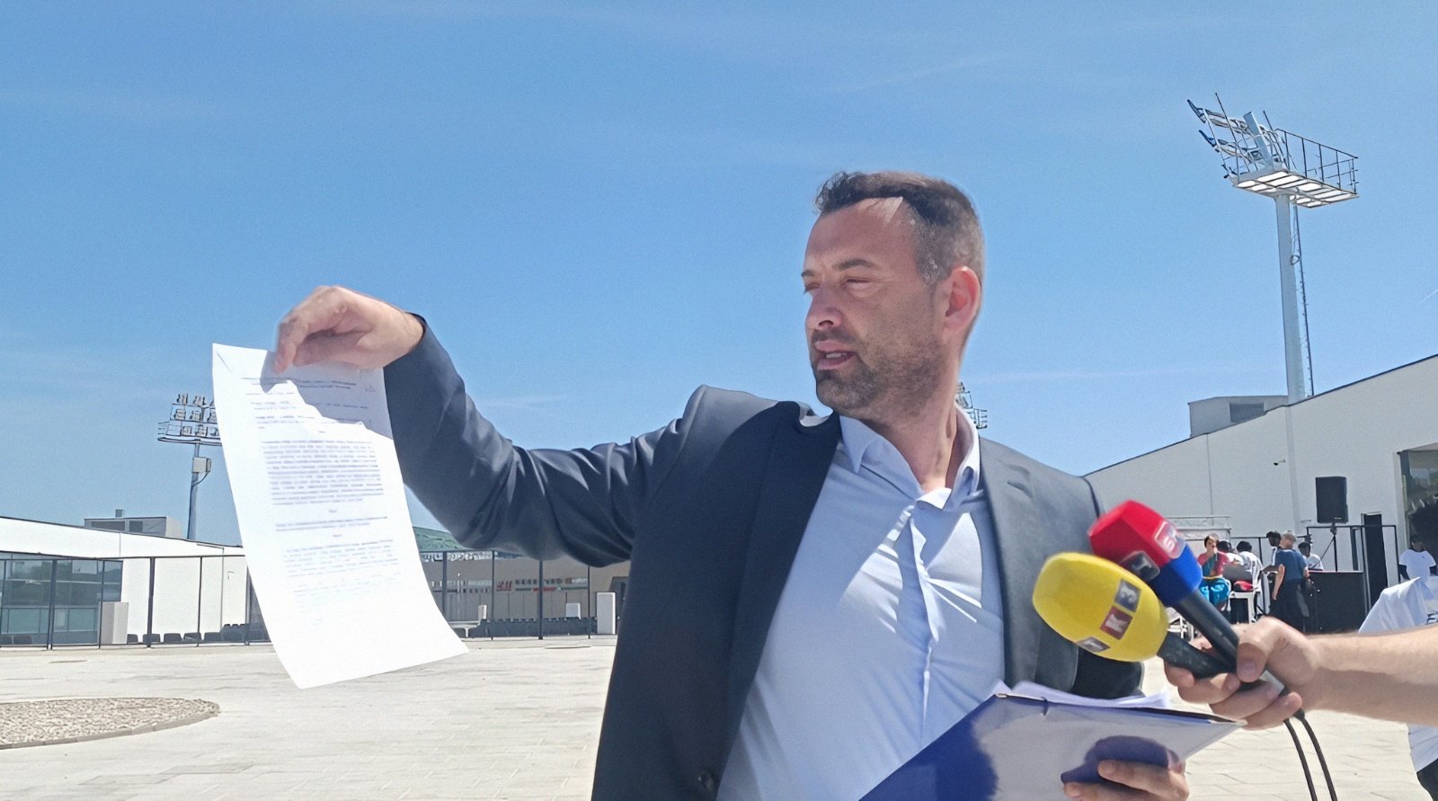 FARSA, PARADOKS I SUROVA REALNOST Grmuša: Pokrećem pravnu proceduru utvrđivanja odgovornosti u slučaju „neidentifikovanog ležećeg objekta“ formalno nazvanog teniska dvorana