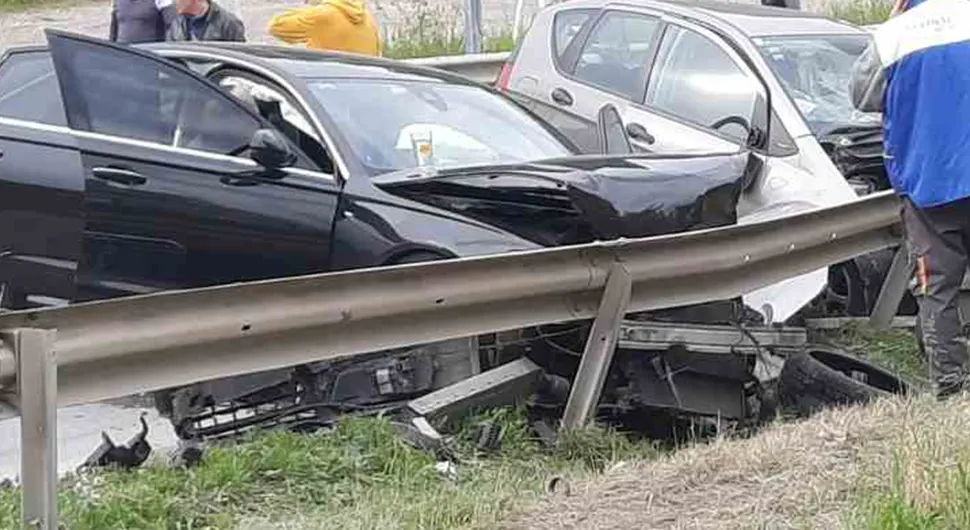 STRAVIČNA SAOBRAĆAJKA KOD DOBOJA Poginula žena u direktnom sudaru dva vozila