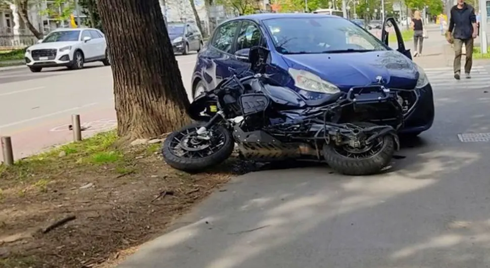 (FOTO) SAOBRAĆAJNA NESREĆA U BANJALUCI Težak sudar auta i motora, ima povrijeđenih