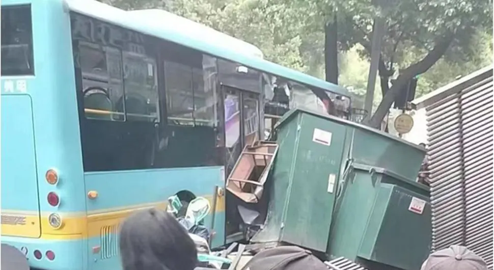 STRAVIČNA NESREĆA Vozač izgubio svijest za volanom, autobusom ubio tri osobe