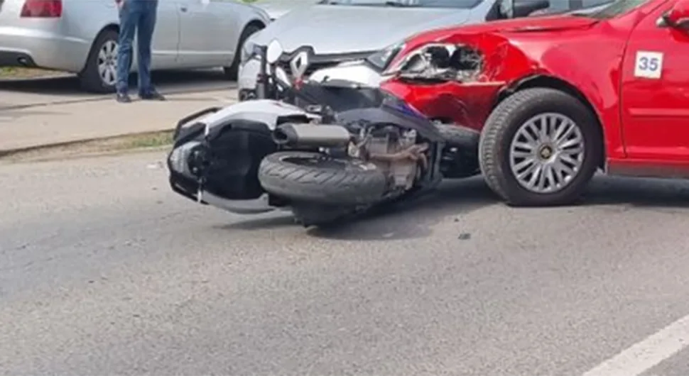 DETALJI NESREĆE KOD KASARNE KOZARA Motociklista prebačen u UKC Srpske