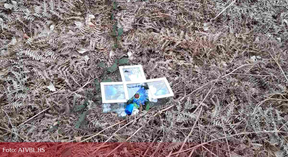(FOTO) VANDALI ĐACI OSNOVNE ŠKOLE? Ponovo oskrnavljeno pravoslavno groblje u Potočarima