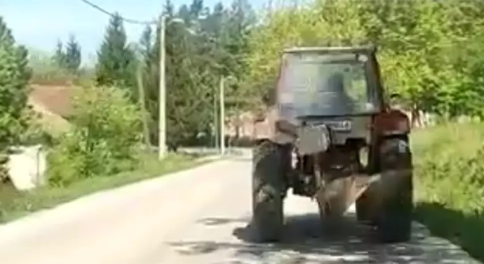 (VIDEO) ŠOKANTAN SNIMAK IZ BiH Traktorista krivudao putem, za dlaku izbjegnuta tragedija
