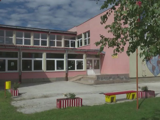 UŽAS U MRKONJIĆU Uhapšen nastavnik osumnjičen za polno uznemiravanje maloljetnih učenica