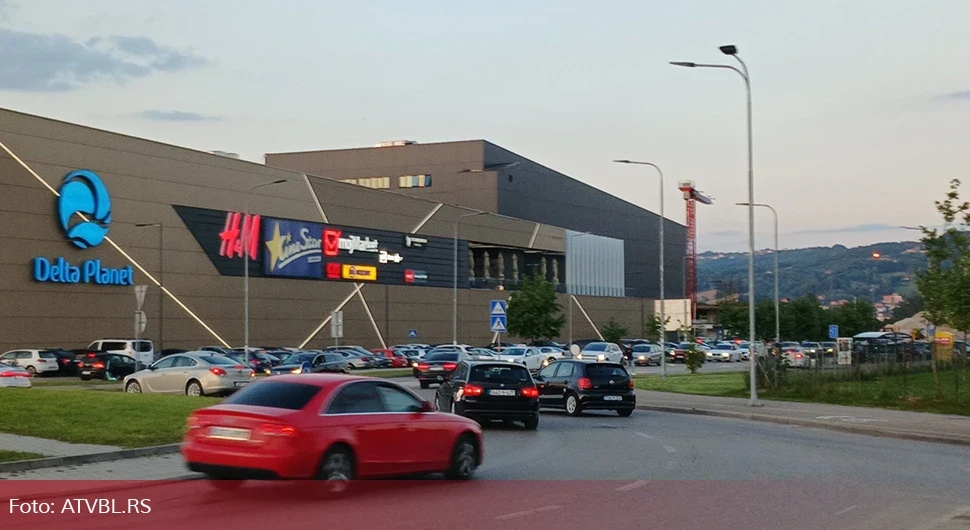 "KAO DA SE NEŠTO DIJELI BESPLATNO" Saobraćajni kolaps kod Delte već satima, kolone vozila se gotovo i ne pomjeraju