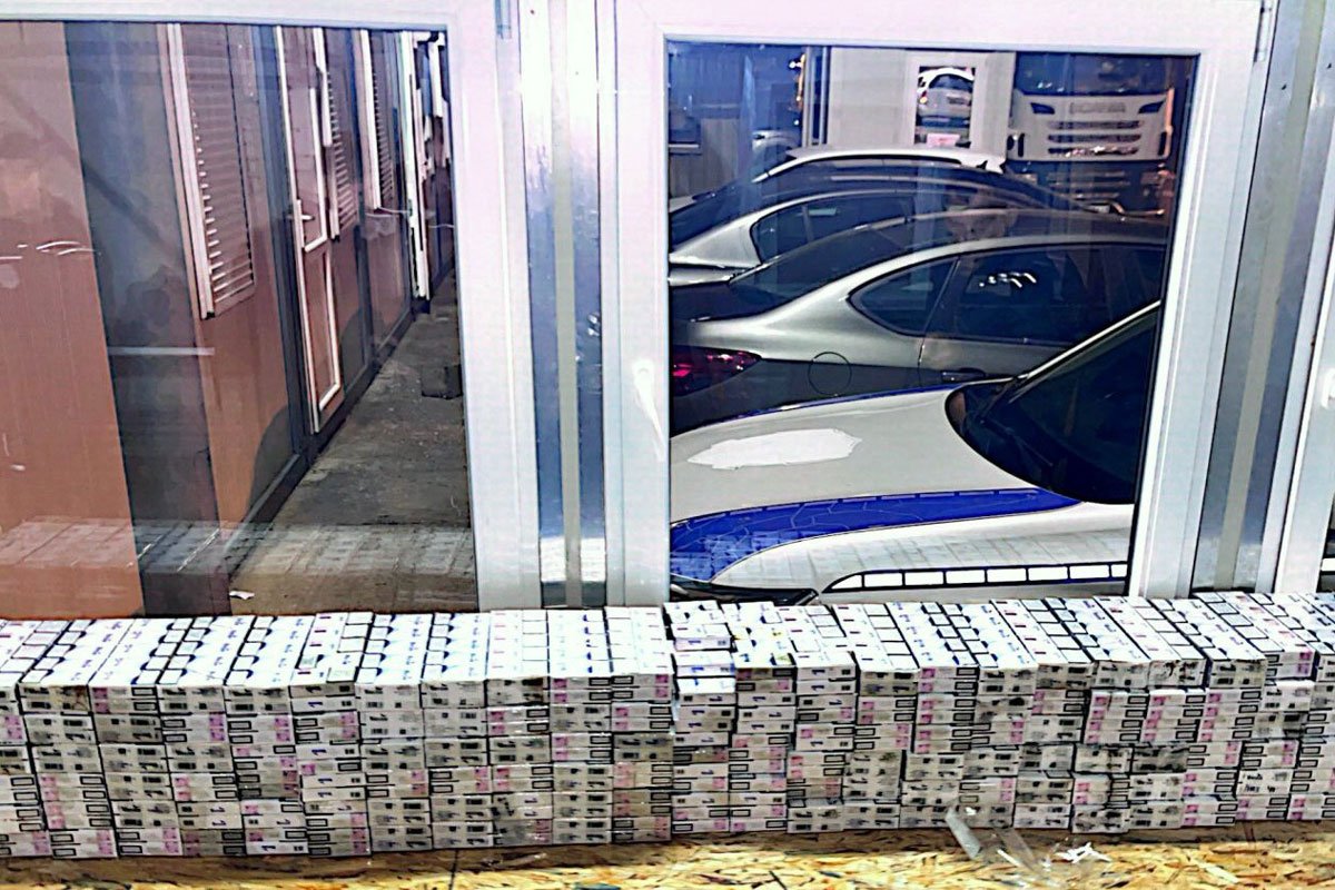 DOBAR ULOV CARINIKA Otkrivene cigarete u dograđenom rezervoaru autobusa