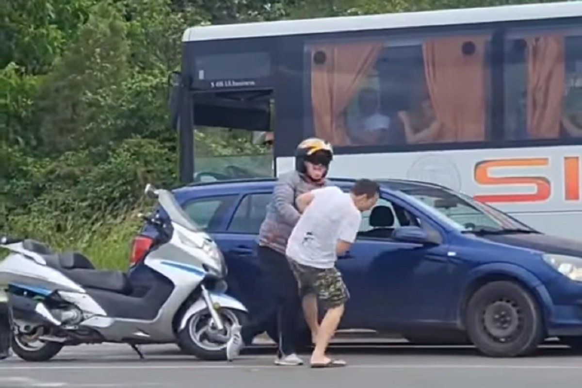(VIDEO) DRAMA NASRED CESTE Motociklista pretukao vozača automobila