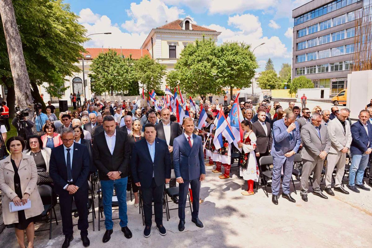 SIMBOL HRABROSTI I ŽRTVE BORACA RS Delegacije republičke i gradske vlasti obilaze centralno spomen-obilježje