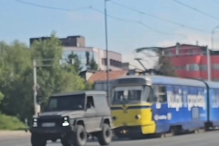 (VIDEO) NESVAKIDAŠNJI PRIZOR U BiH Mercedesom šlepao tramvaj
