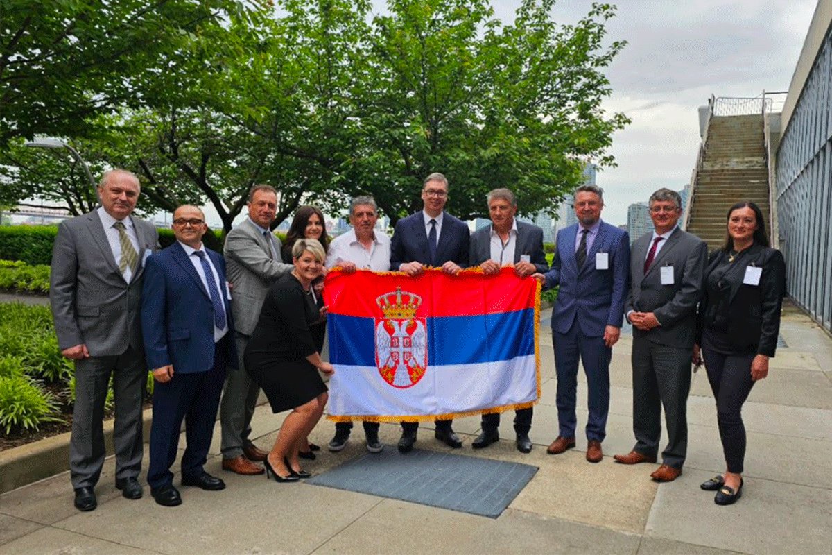 SLIKA KOJA GOVORI VIŠE OD RIJEČI Vučić u Njujorku sa srpskim žrtvama ratova u BiH