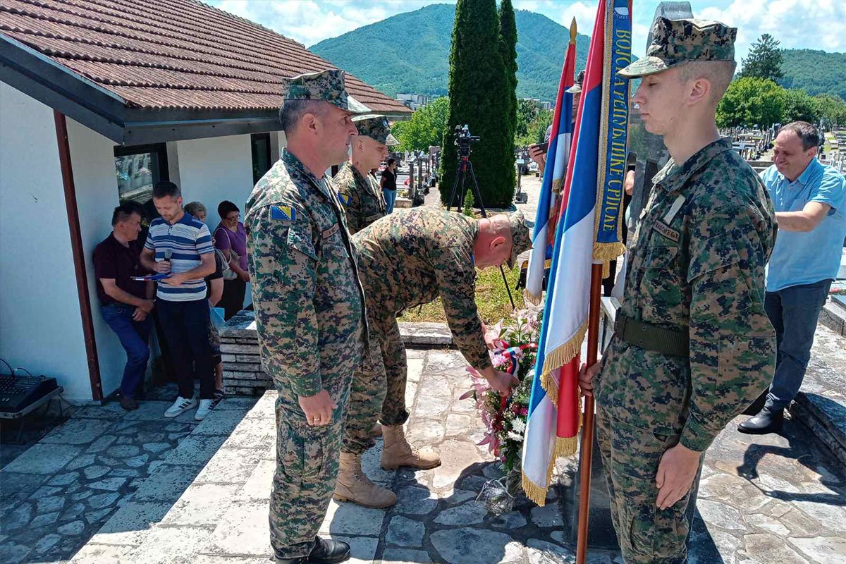 POLOŽENI VIJENCI Obilježen Dan Igmanske brigade Vojske Republike Srpske