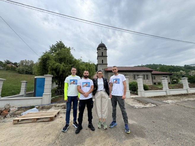 (FOTO/VIDEO) BANJALUČANI, KAPA DO PODA! Sugrađani Sergeja Stupara jutros pješke krenuli na Ostrog kako bi prikupili novac za liječenje