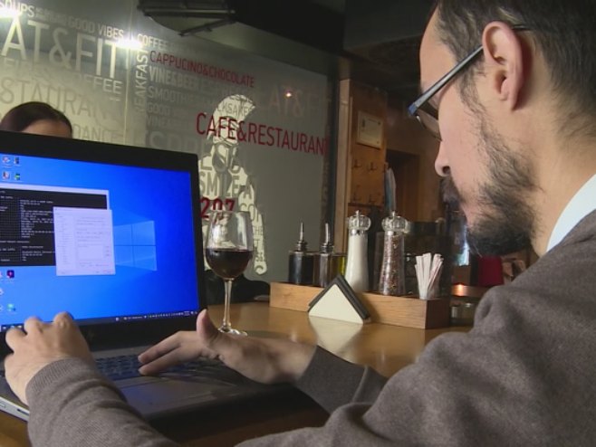 (VIDEO) PRIČA O OPTIMIZMU, UPORNOSTI I VJERI KOJA NADILAZI SVE PREPREKE Slobodan Brkić, poliglota koji govori 10 jezika i živi po principima jevanđelja i pravoslavlja