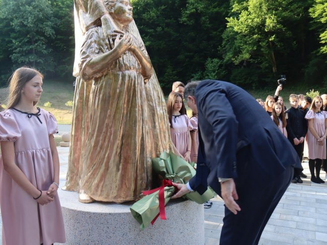 (FOTO) "STUB SVIH NAŠIH TEŽNJI I ŽIVOTA JESTE ŽENA" Dodik otvorio spomenik u čast majke u manastiru Osovica kod Srpca
