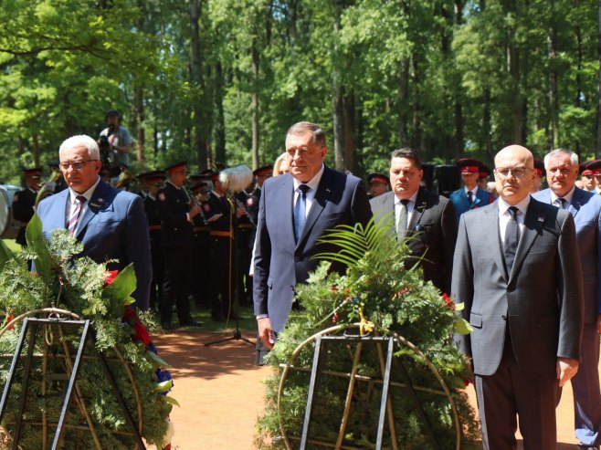 (FOTO) PRISUSTVUJU BROJNI ZVANIČNICI Na Grobnom polju Topole položeni vijenci i cvijeće