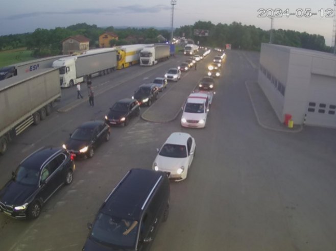 NAORUŽAJTE SE STRPLJENJEM Kilometarske kolone vozila čekaju na više prelaza sa Hrvatskom