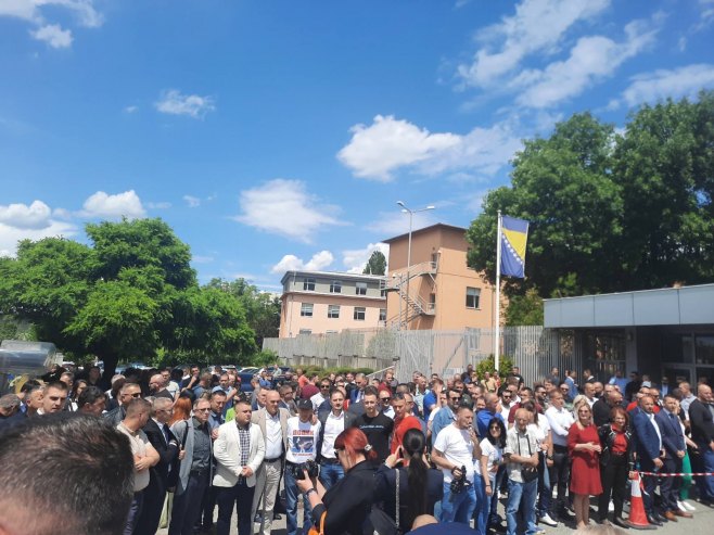 (FOTO) PODRŠKA DODIKU I LUKIĆU PRED SUDOM BiH Počelo okupljanje građana pred početak ročišta