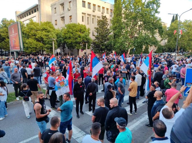 CRNOGORCI IZAŠLI NA ULICE Protest u Podgorici protiv rezolucije o Srebrenici