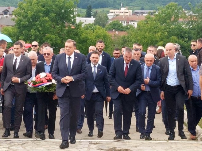 (FOTO) SLIJEDI SASTANAK SA NAČELNIKOM SREBRENICE Zvaničnici Srpske položili vijence na centralni spomen-krst na bratunačkom groblju