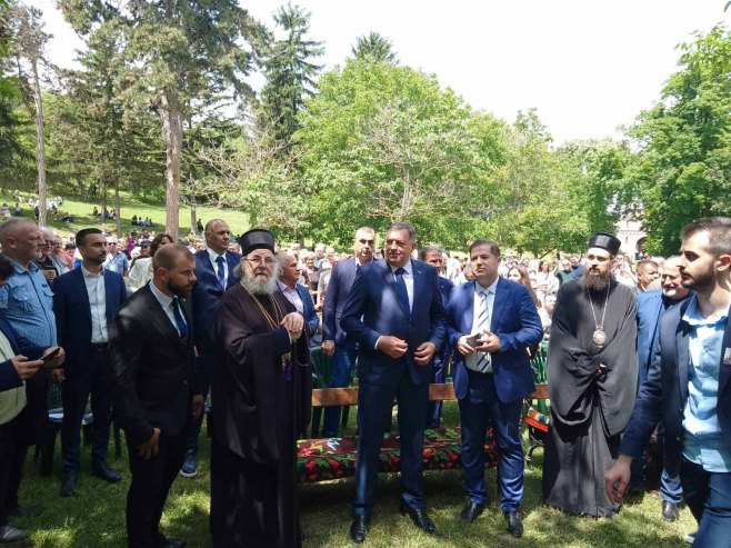 "KRUŠEDOLSKA ZVONA" NA FRUŠKOJ GORI Dodik: Saborovanje Srba daje snagu i promoviše srpski identitet