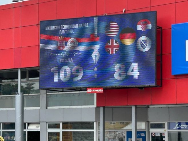 (FOTO) "ЈEDNA PORUKA - PONOSNE SRPSKA I SRBIJA" Objavljen rezultat glasanja o Srebrenici na led-panelu u centru Banjaluke