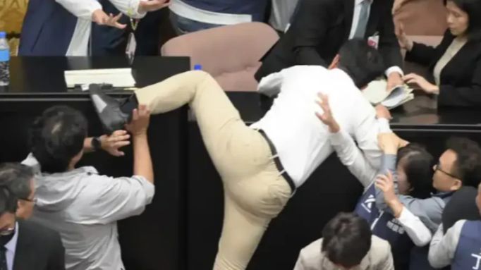 (VIDEO) NIJE BALKAN NAJGORI Političar ukrao tekst prijedloga zakona i pobjegao, izbila makljaža!