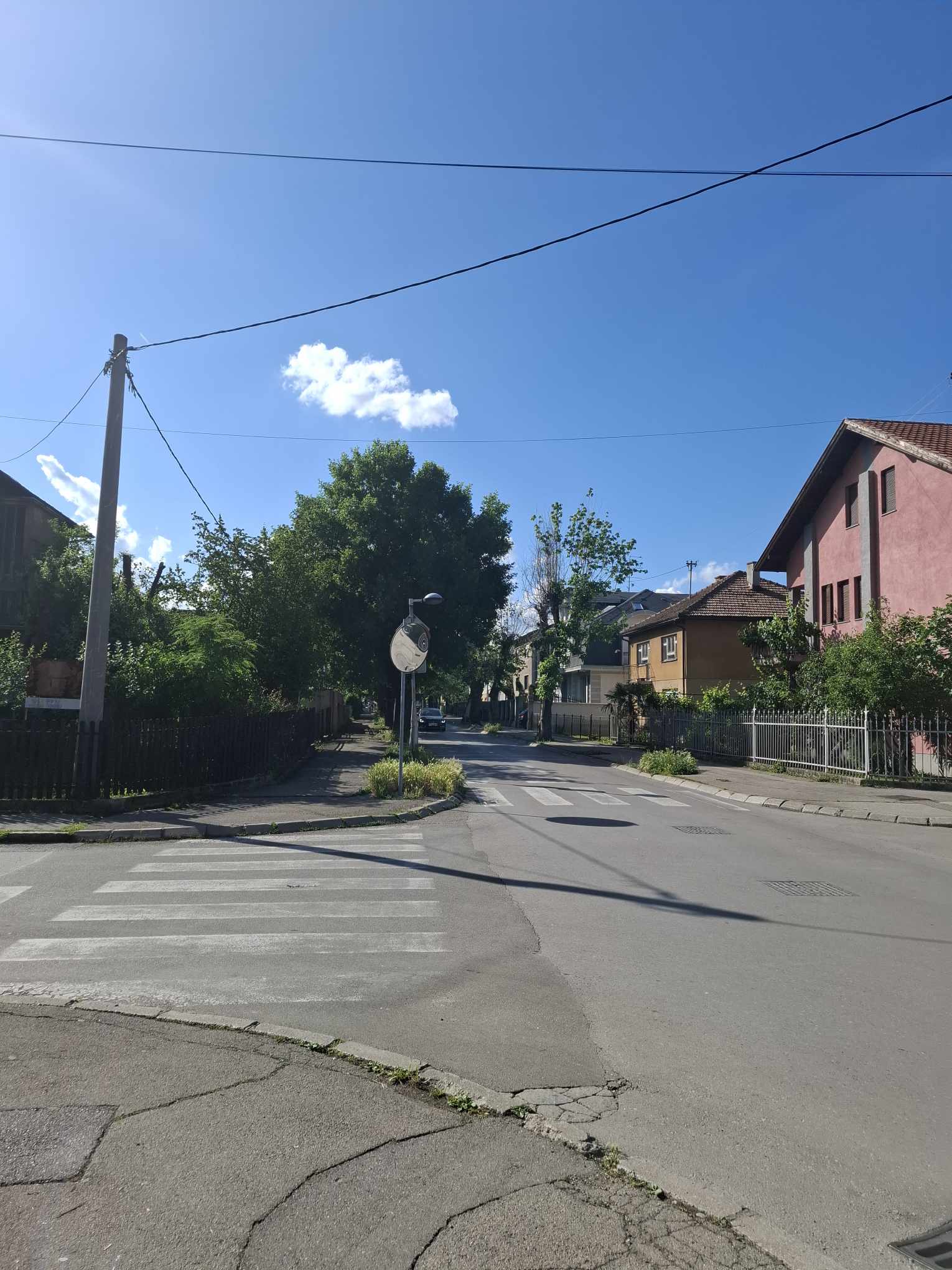 (FOTO) BANJALUČANI POMNO PRATE SJEDNICU UN O REZOLUCIJI O SREBRENICI Fotografije pustih ulica govore više od hiljadu riječi, građani istakli srpske trobojke