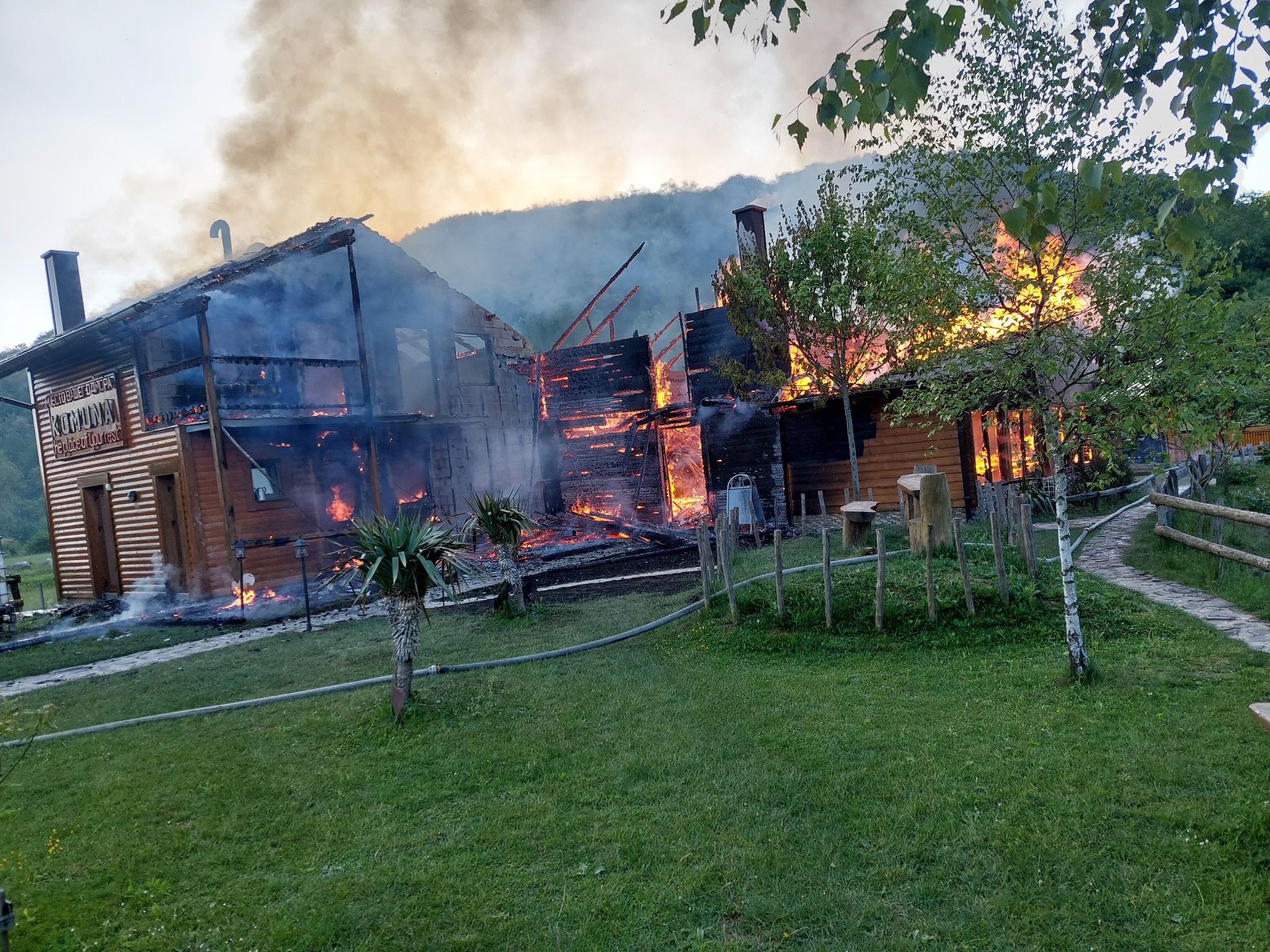 (FOTO) DETALJI DRAME U RIBNIKU U požaru izgorjeli restoran ”Komuna” i apartmani, nema povrijeđenih