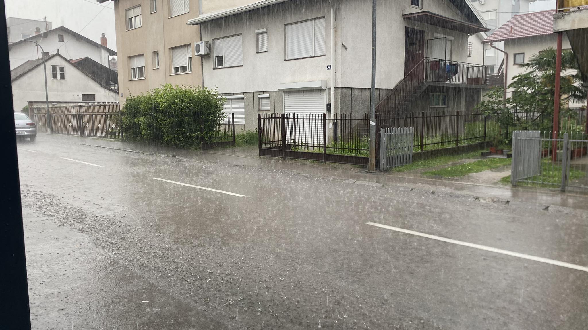 (FOTO/VIDEO) APOKALIPTIČNI PRIZORI U BANJALUCI Puklo nebo iznad grada, meteorolozi su upozoravali na ovo