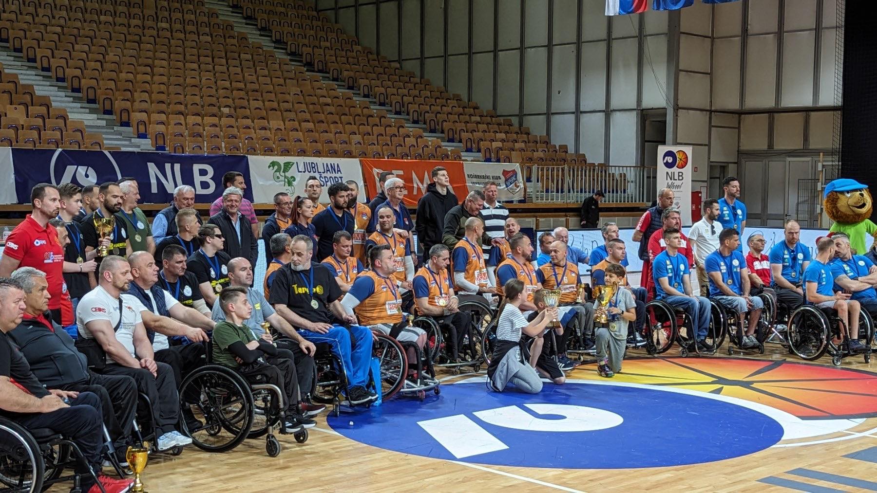 (FOTO) BANJALUČANI SLAVILI U FINALU NLB LIGE U LJUBLJANI Osmi trofej za KKI Vrbas, prva čestitka od Obradovića i Bajića