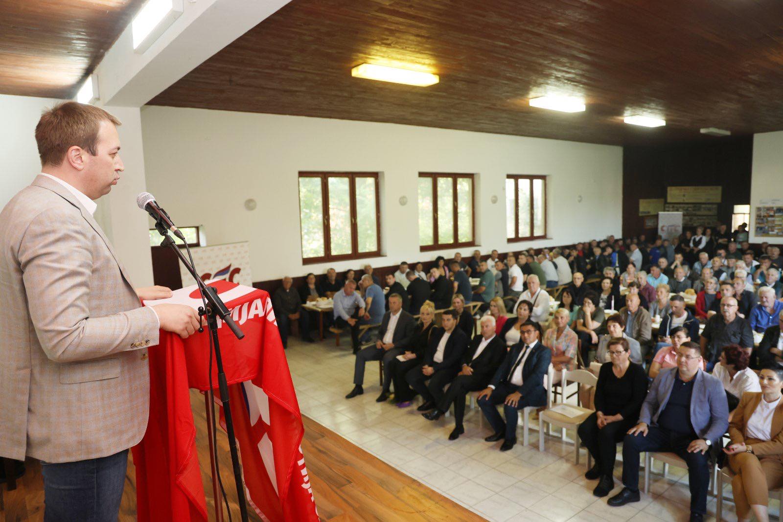 (FOTO) SELAK POSLAO JASNU PORUKU SA GRMEČA Pozvao sve Sanjane i Grmečlije da podrže listu Aleksandra Vučića