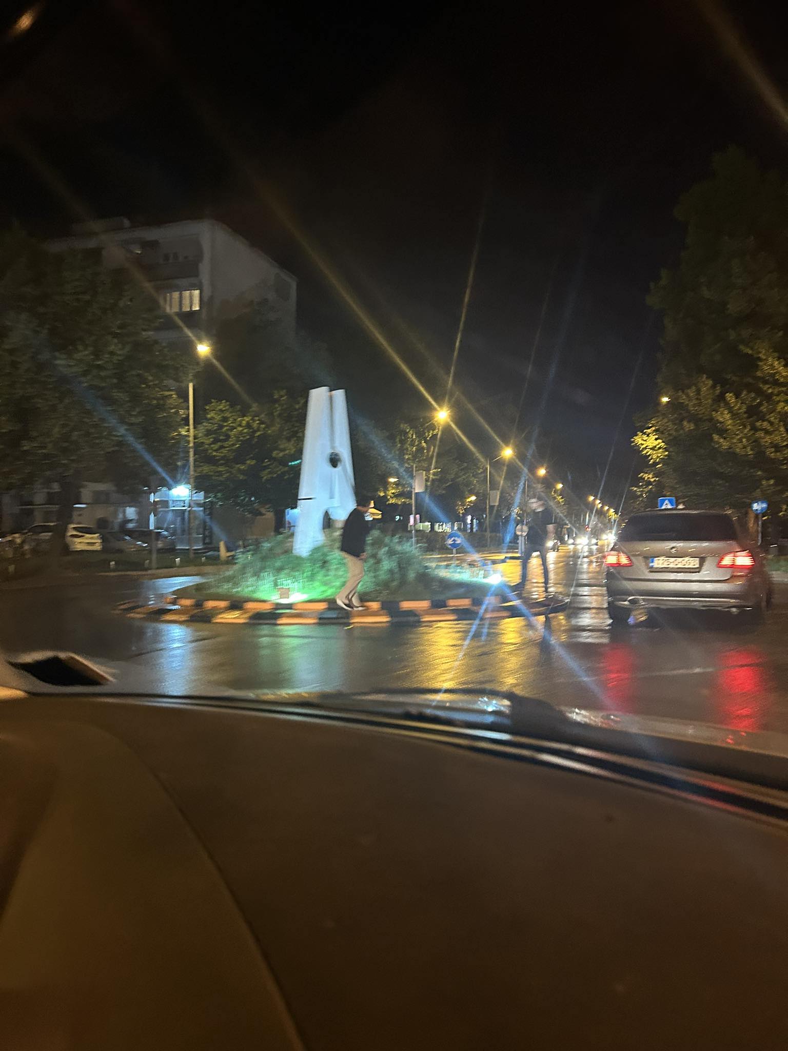 (FOTO/VIDEO) HEROJSKI ČIN BANJALUČANA Momak i djevojka zajedničkim snagama spasili mače na kružnom toku u centru grada