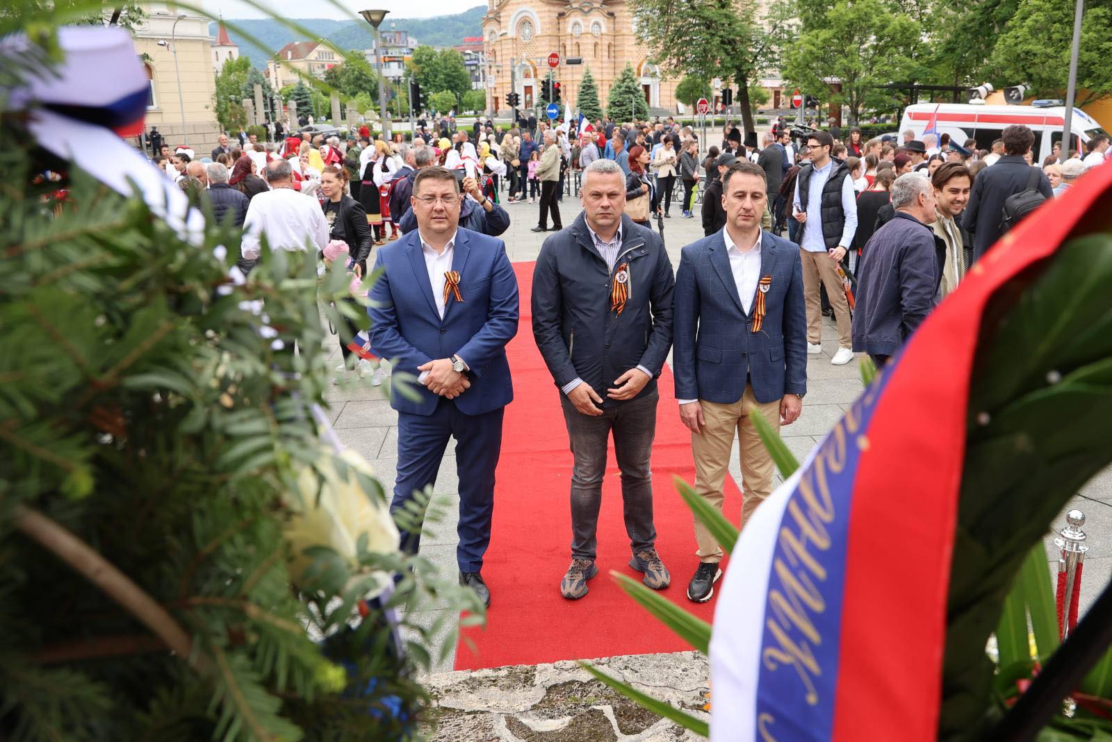 OBILJEŽAVANJE DANA POBJEDE Delegacija SPS-a položila cvijeće na Spomenik žrtvama fašizma u Banjaluci