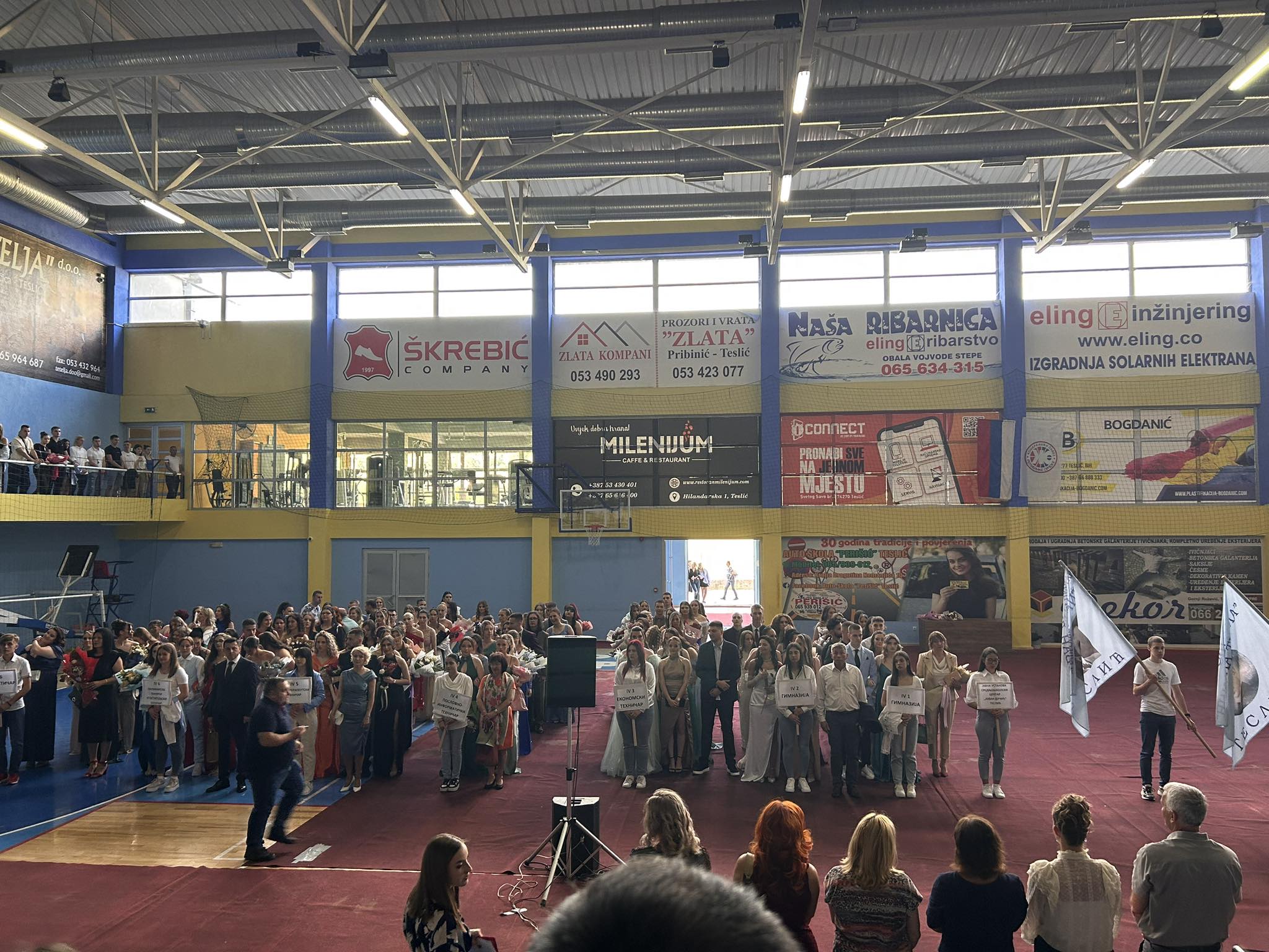 (FOTO) TESLIĆKI SREDNJOŠKOLCI PROSLAVLJAJU MATURU Smotra mladosti i ljepote u gradu na Usori! Evo ko je ponio titule učenika generacije
